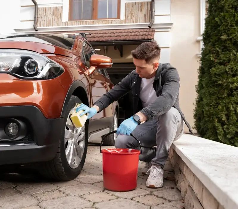Lavage auto à domicile Méthamis : professionnel intervenant sur un véhicule